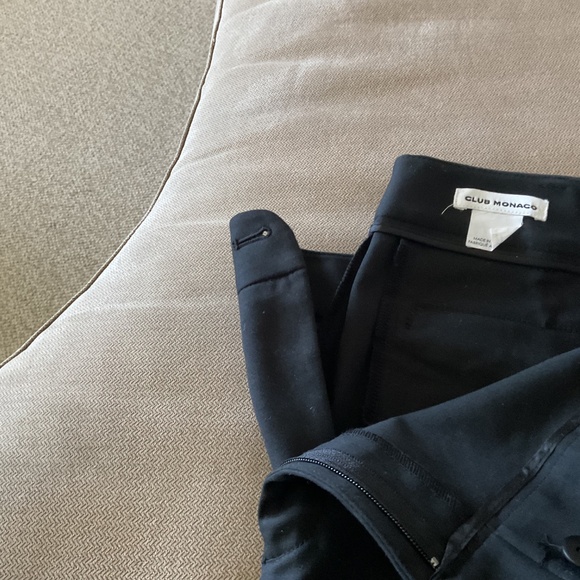 Club Monaco Sateen Cotton and Spandex capris - Picture 2 of 2